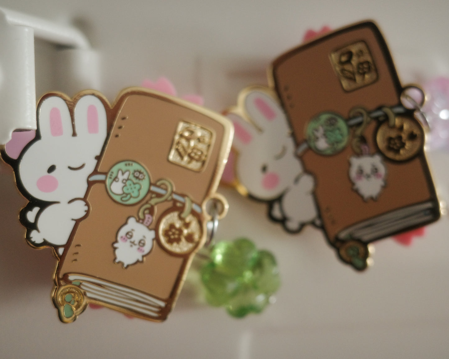 traveller bun - enamel pin