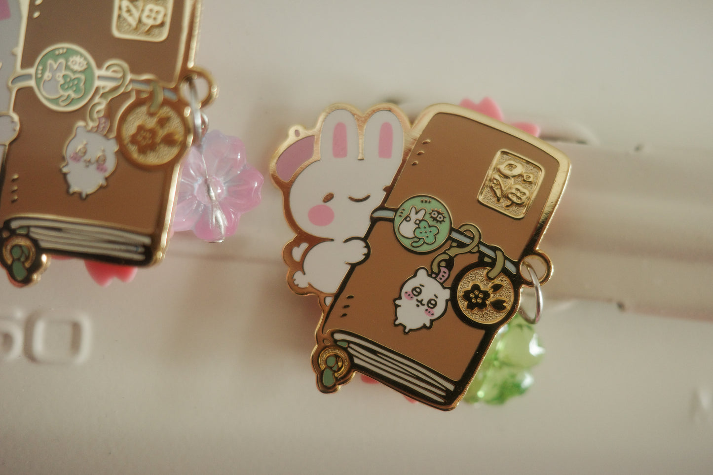 traveller bun - enamel pin