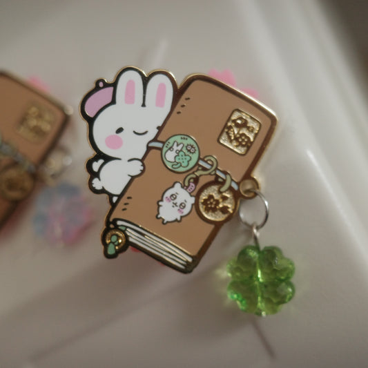 traveller bun - enamel pin